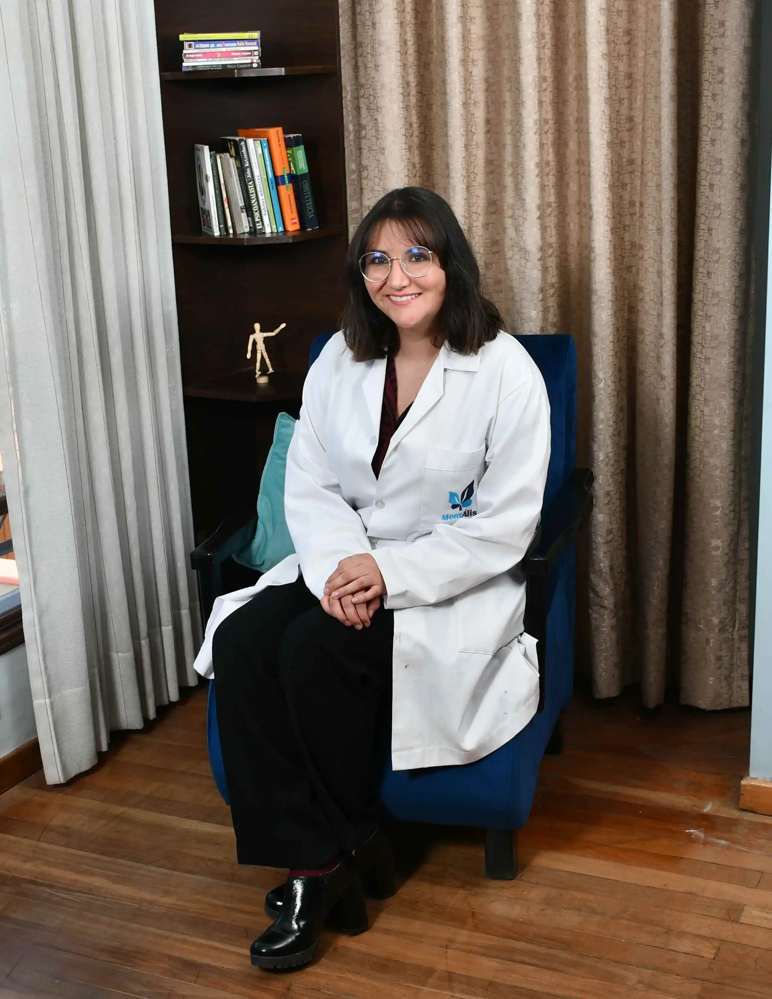 Dra. Andrea Pericon en consultorio